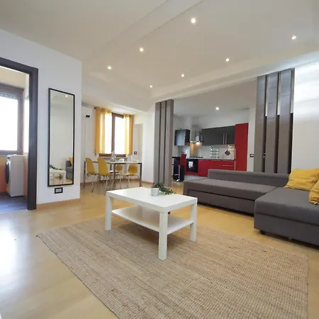 Cozy And Comfy In Piramide Metro Stop *